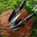 Gartenskelle aus Metall mit ergonomischem schwarzem Griff und orangefarbenem Besatz – perfektes Werkzeug zum Pflanzen von Blumen und Gemüse
